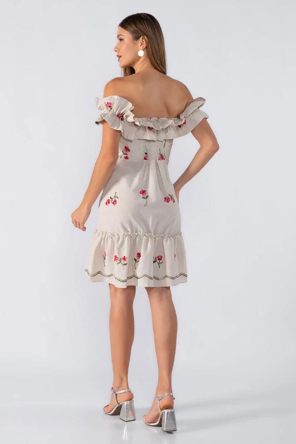 Vestido curto bordado ombro a ombro
