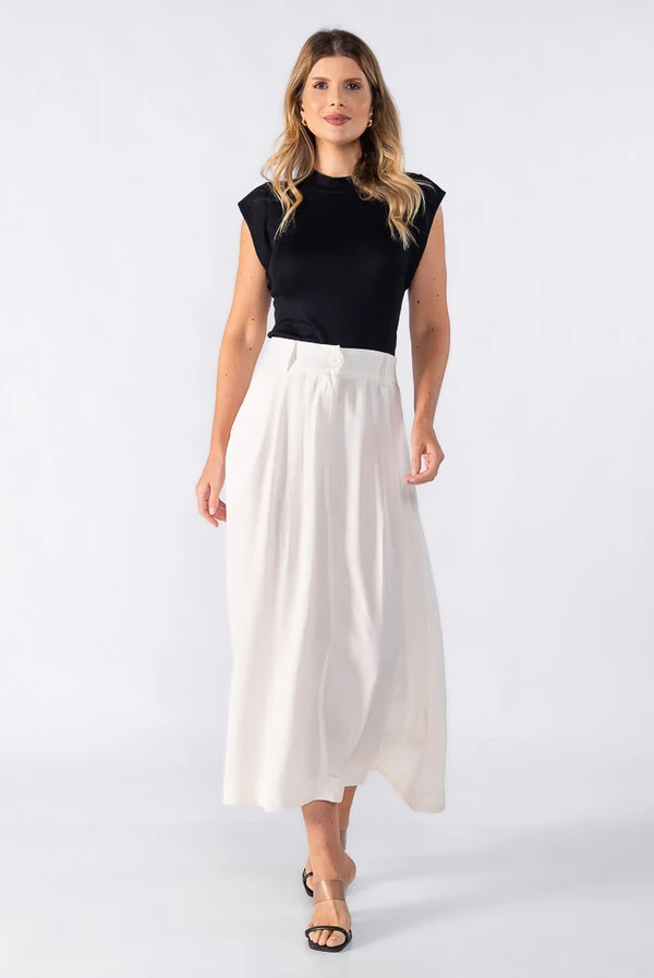 Saia midi evase com bolsos