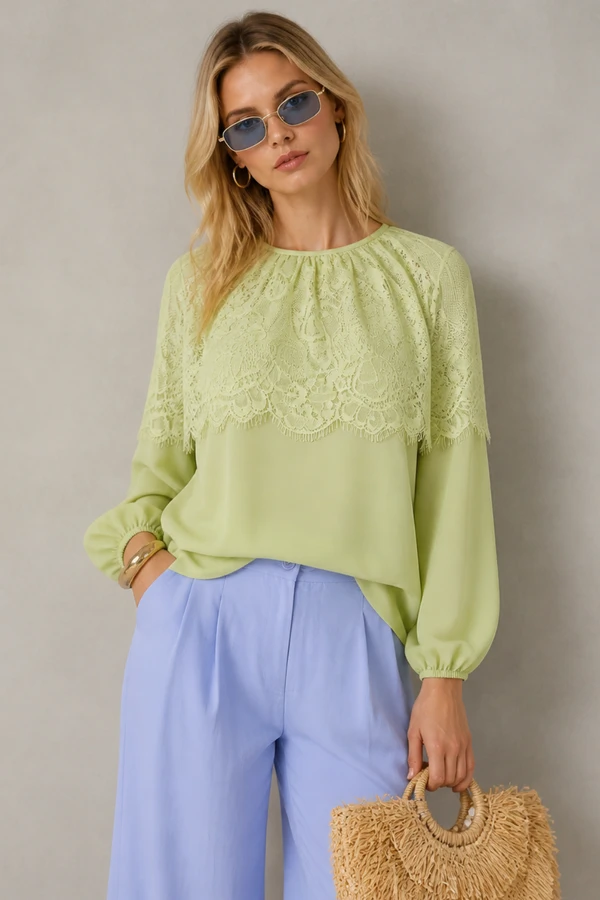 Blusa Gola com Detalhe em Renda