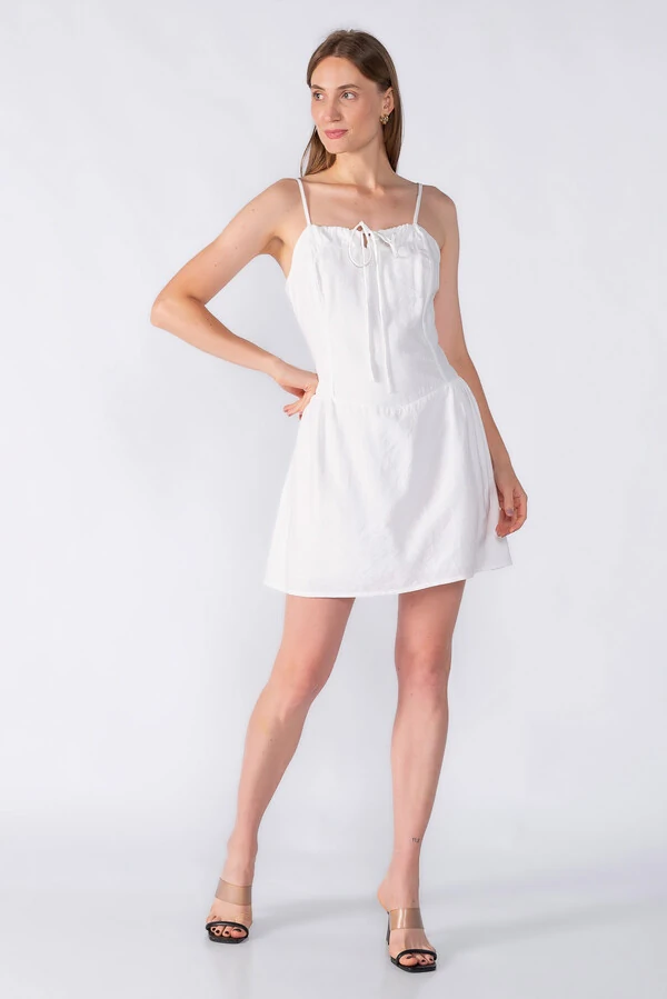 Vestido curto alca fina e amarraco no decote