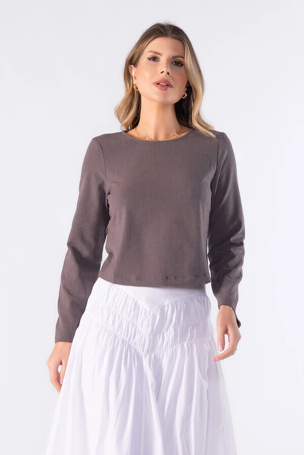 Blusa curta com botao forrado