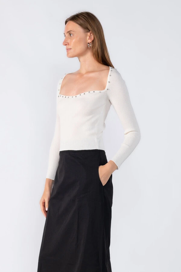 Blusa canelada manga longa com aplicaçoes no decote