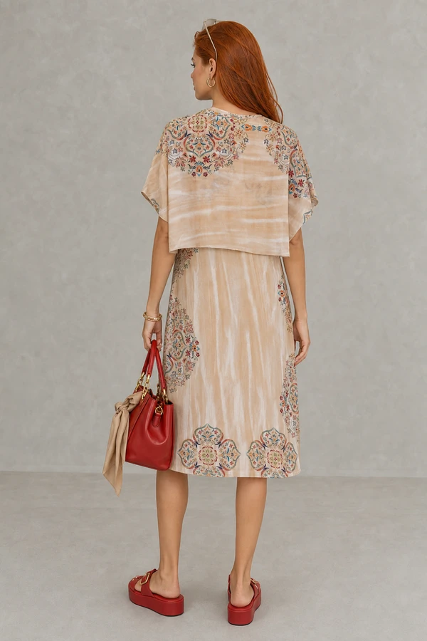Vestido com detalhe capa em tule
