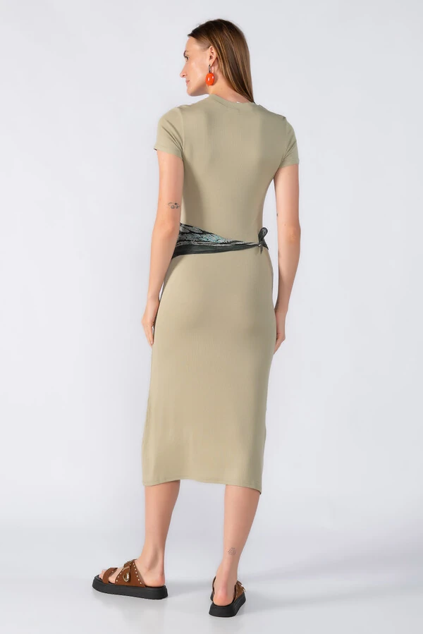 Vestido midi manga curta canelado