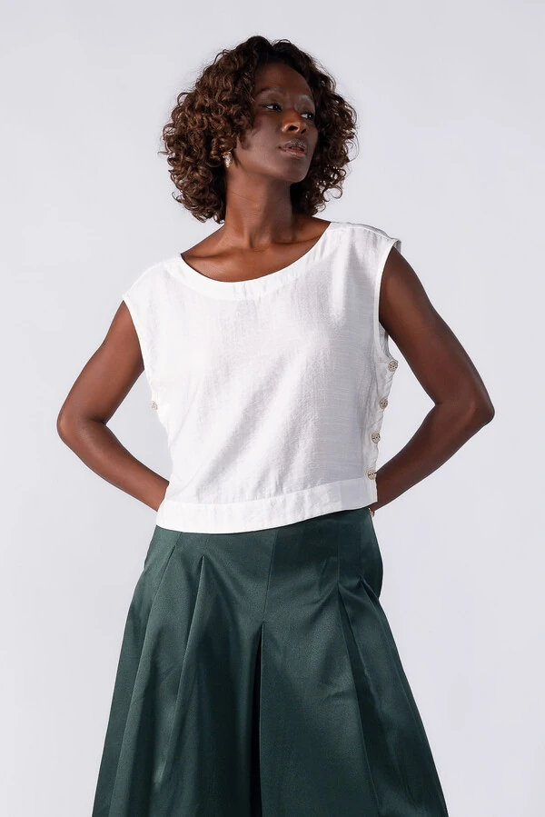 Regata curta com botoes laterais