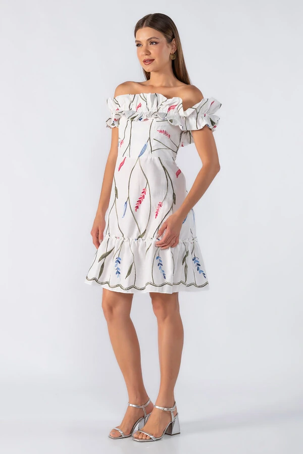Vestido curto bordado ombro a ombro