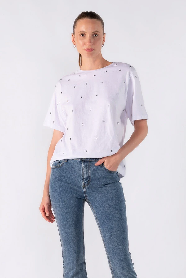 Blusa basica com apliques
