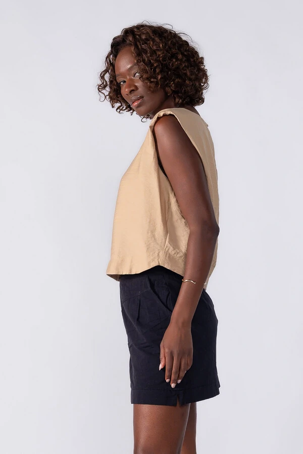 Blusa de alfaiataria com ombreiras