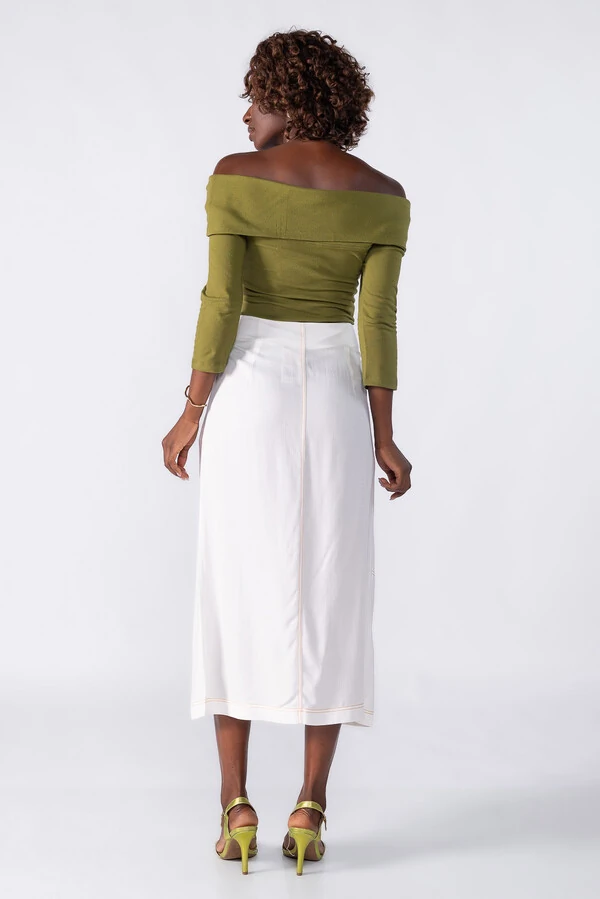 Saia midi assimetrica com detalhes em pesponto