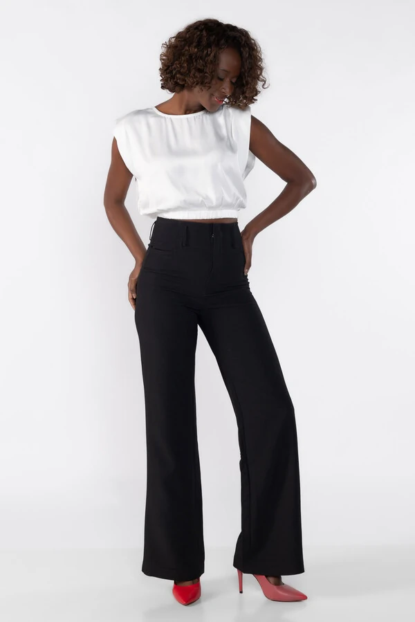 Blusa cropped com ombreiras e elastico na barra