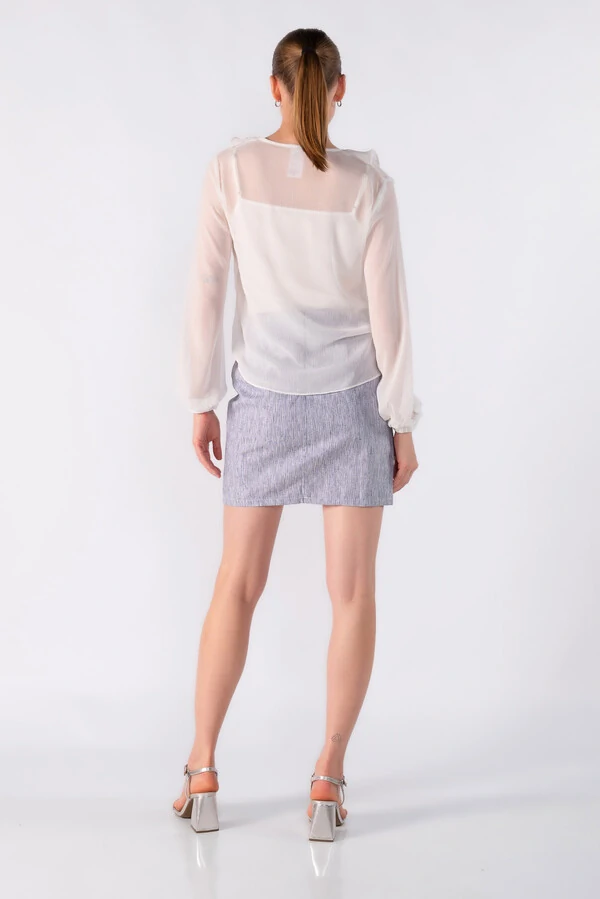 Blusa em chiffon com babado no decote