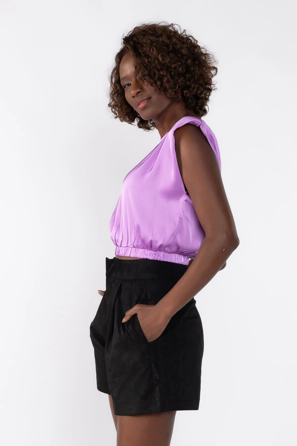 Blusa cropped com ombreiras e elastico na barra