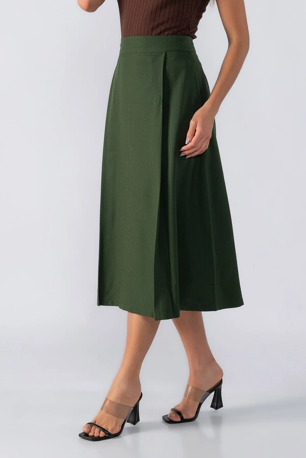 Saia midi evase com detalhes em pregas