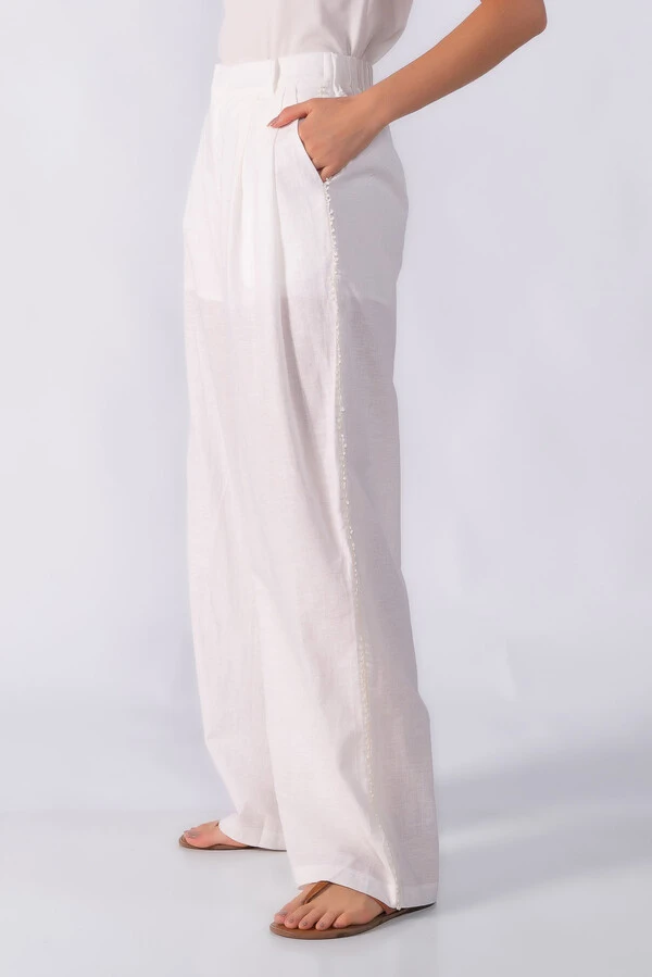 Calça com aplicações laterais