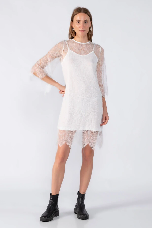 Vestido curto em renda manga 3/4