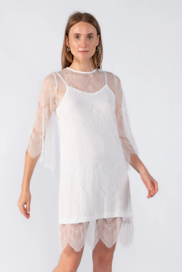 Vestido curto em renda manga 3/4