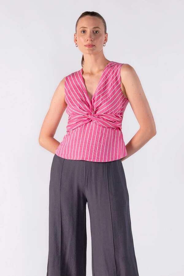 Blusa em listras peplum com detalhe no busto