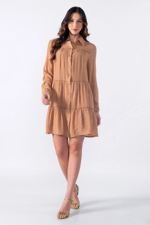 Vestido curto com camadas e manga longa