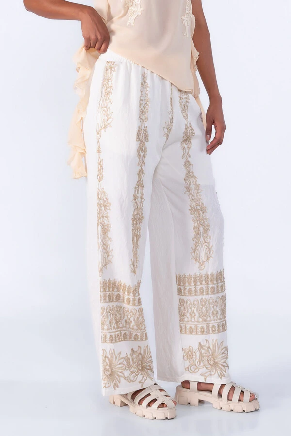 Calça Com Bordado Trabalhado