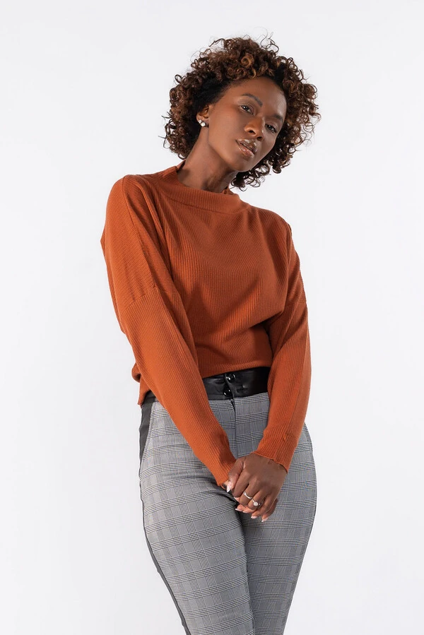 Blusa gola alta manga morcego