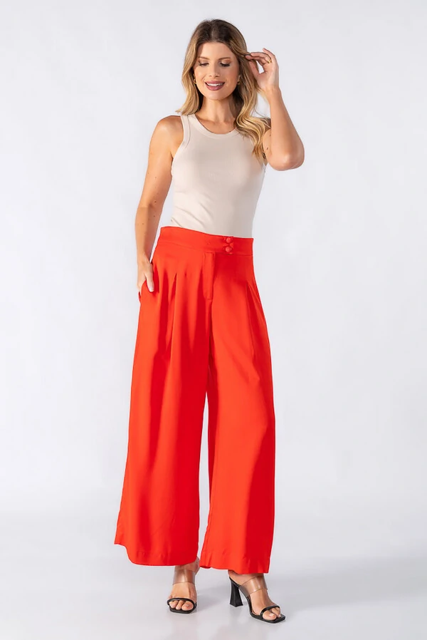 Calca pantalona com botao forrado