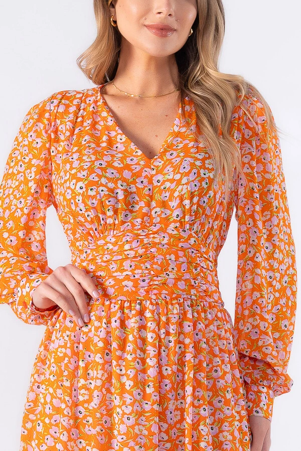 Vestido midi de manga longa e pregas na cintura