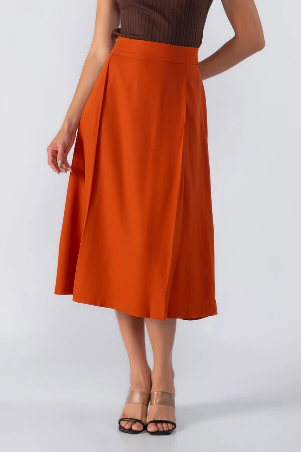 Saia midi evase com detalhes em pregas