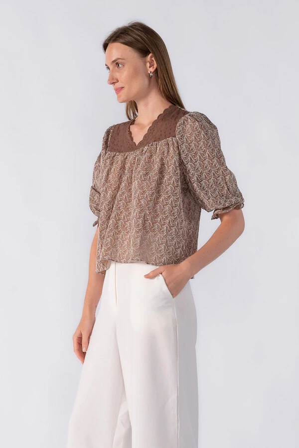 Blusa bata texturizada e manga 3/4