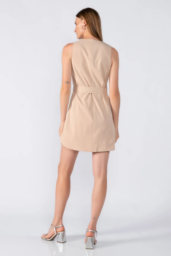 Vestido curto em alfaiataria acinturado