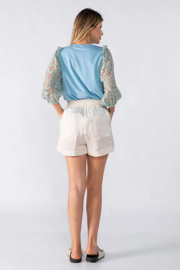 Blusa bicolor manga em renda bufante