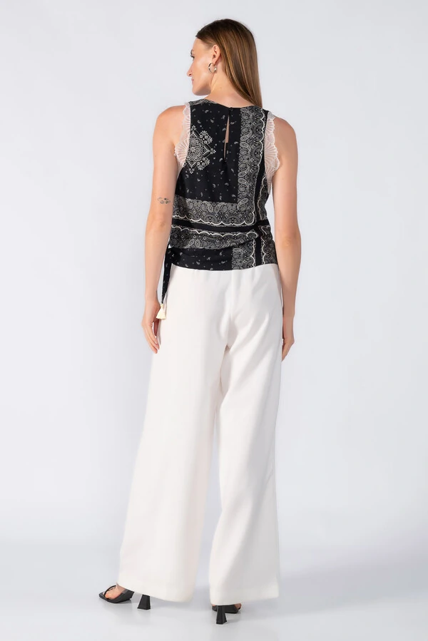 Blusa estampada com detalhe na cintura