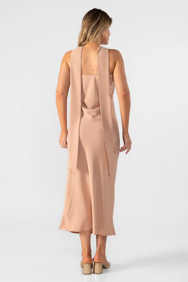 Vestido crepe tomara que caia com faixa