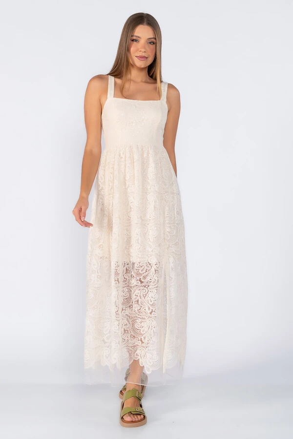 Vestido longo em renda com detalhe em paete