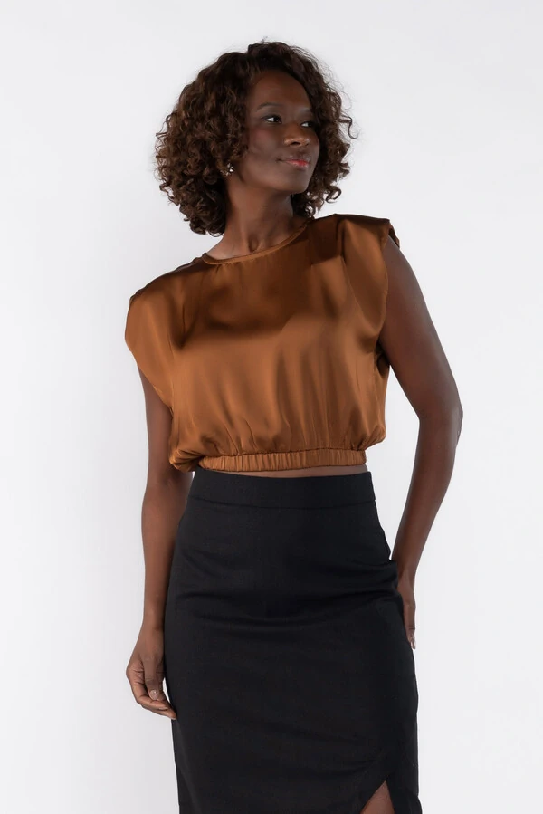 Blusa cropped com ombreiras e elastico na barra