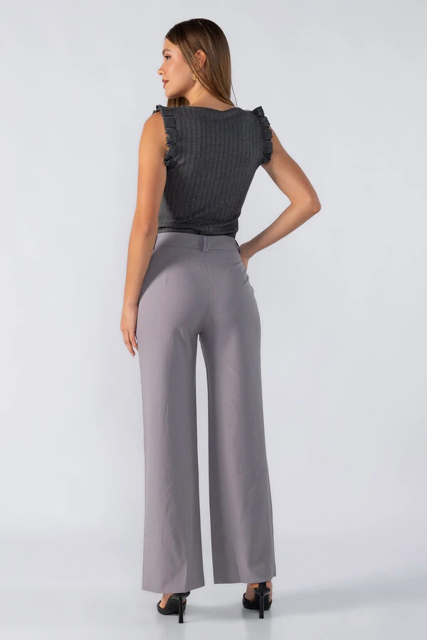 Calca em alfaiataria lisa bolso faca