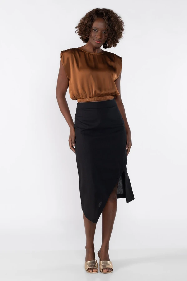 Blusa cropped com ombreiras e elastico na barra
