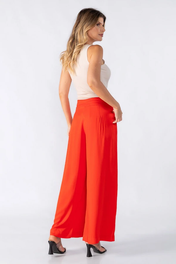 Calca pantalona com botao forrado