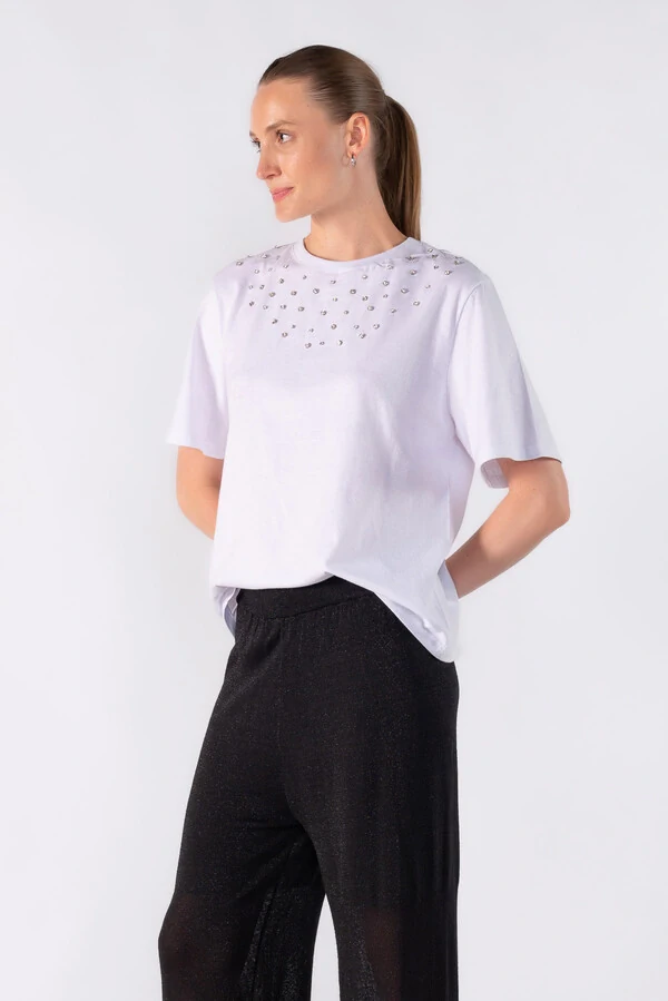 Blusa em algodao com aplicacoes em strass