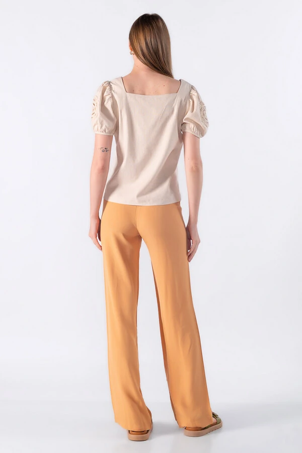 Blusa decote quadrado e aplicacao na manga