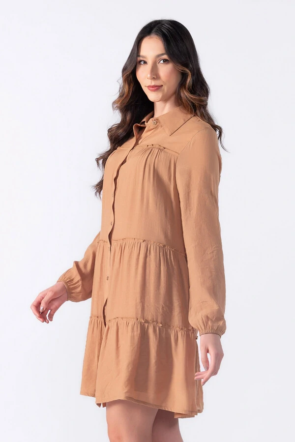 Vestido curto com camadas e manga longa