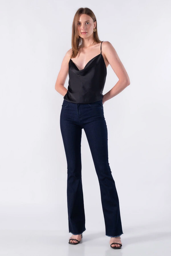 Calca jeans reta com detalhes desfiados