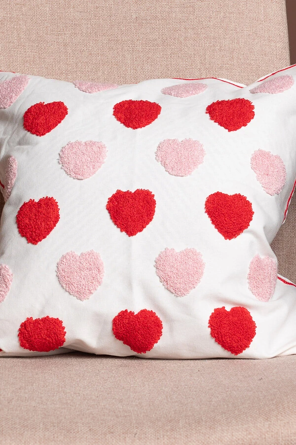 Capa de almofada coracão bordado