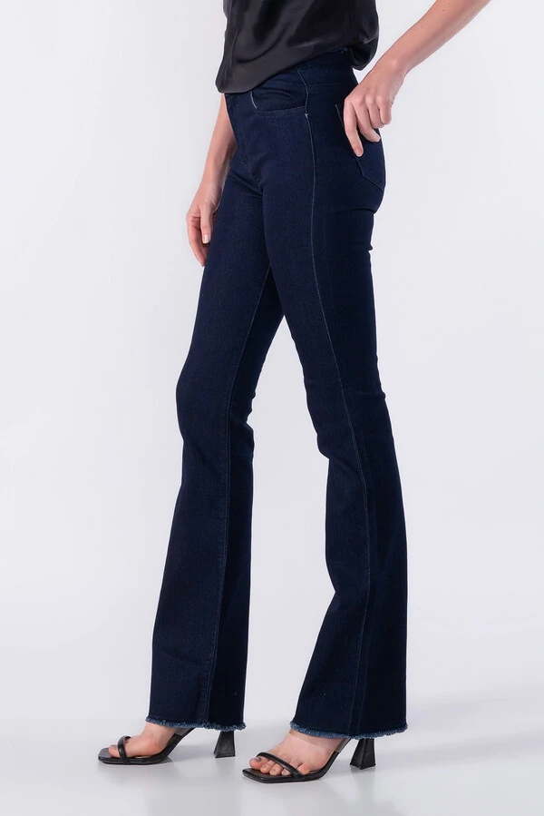 Calca jeans reta com detalhes desfiados