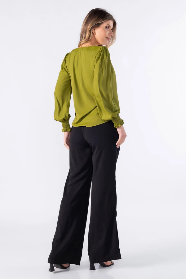 Blusa bata em crepe com detalhe em lastex