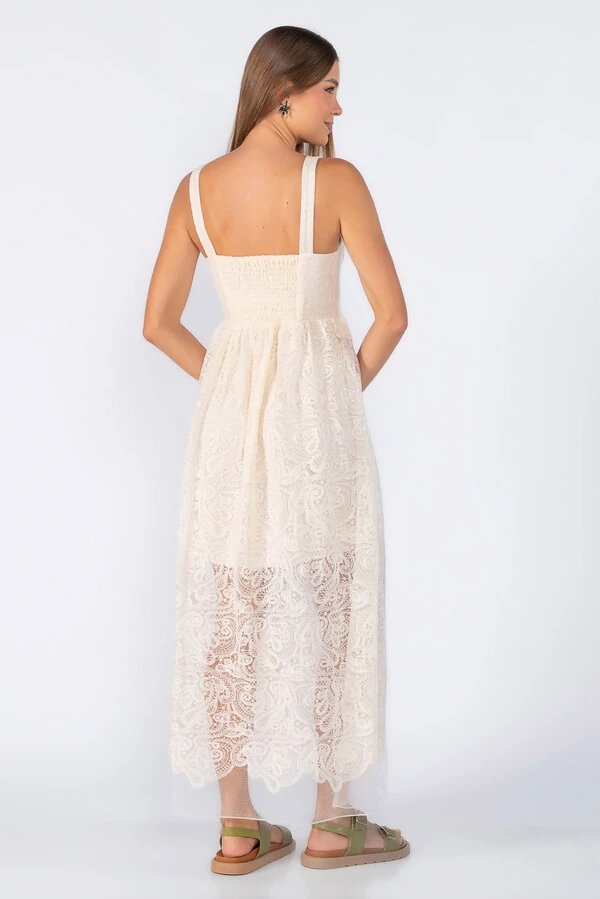 Vestido longo em renda com detalhe em paete