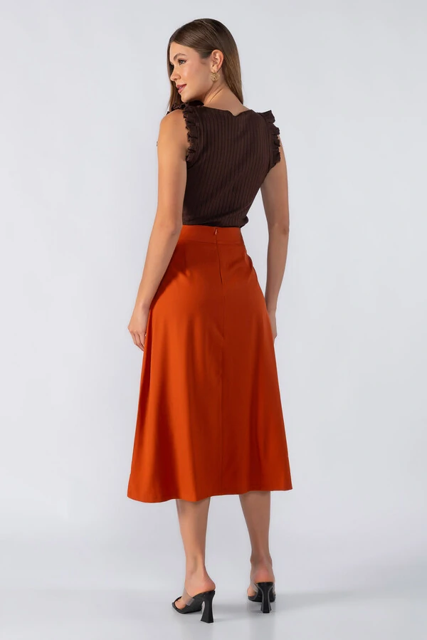 Saia midi evase com detalhes em pregas