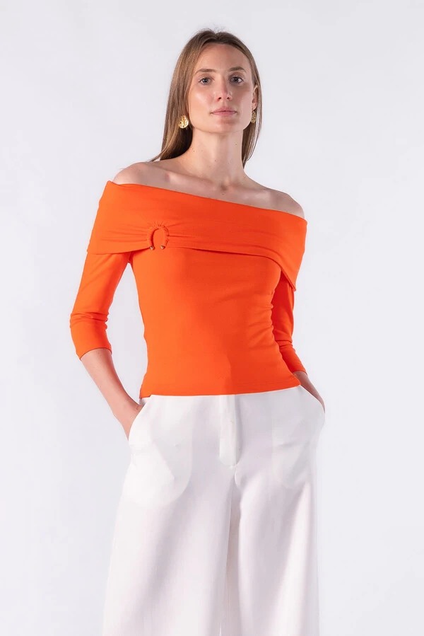 Blusa ombro a ombro detalhe em metal