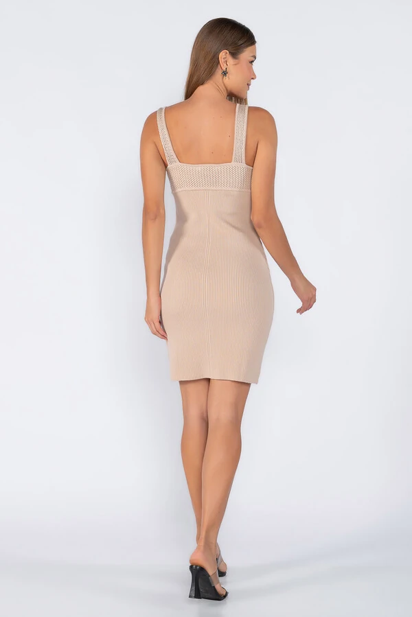 Vestido tricot detalhe no decote