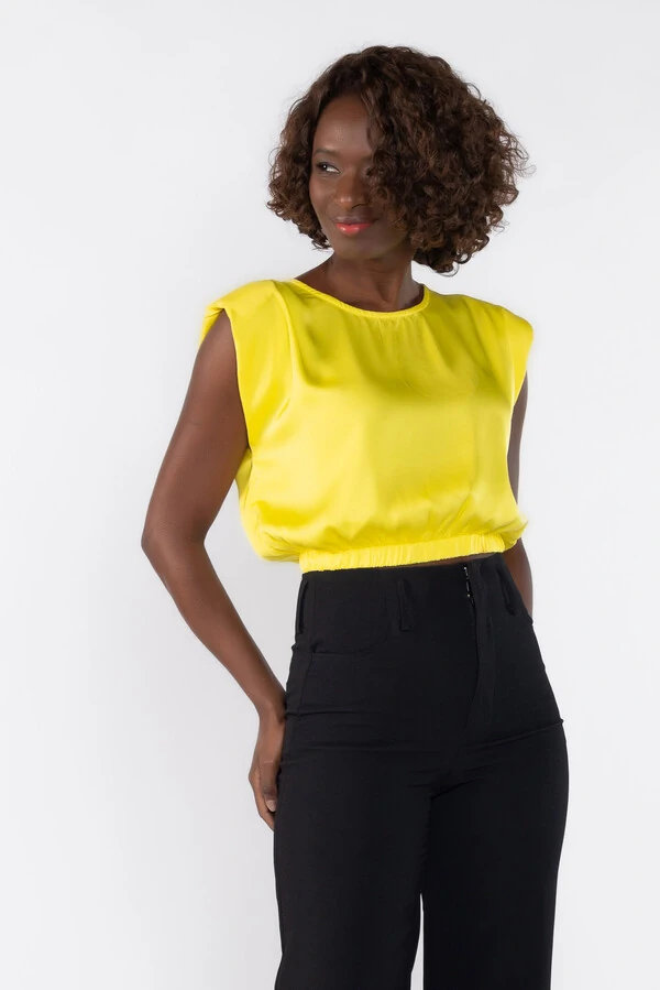 Blusa cropped com ombreiras e elastico na barra