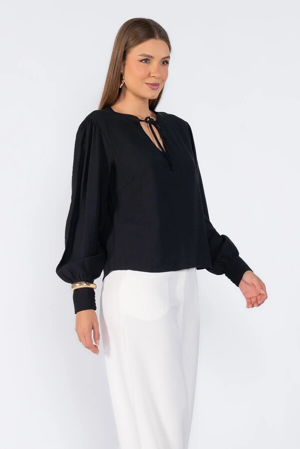 Blusa bata com amarracao no decote